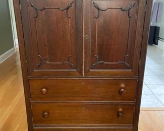vintage gentleman's chest (2 exterior/4 interior drawers)
