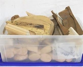 175 - Tote with assorted wooden bird carvings
