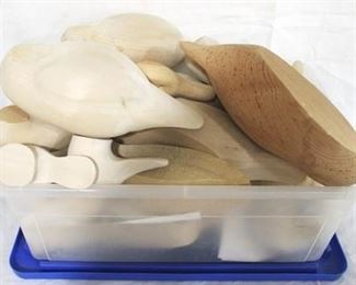 184 - Tote with assorted wooden bird items
