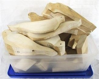 190 - Tote of assorted carved wood bird items
