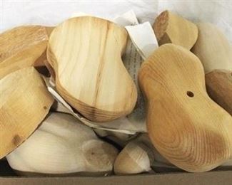 191 - Tray assorted wood bird supplies
