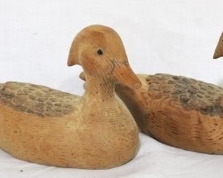 199 - Lot of 2 carved wood ducks - 8 x 5
