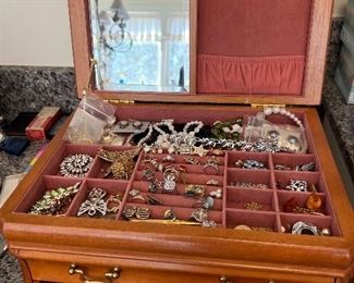 Great assortment of jewelry 