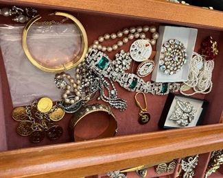Assorted jewelry 