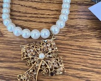 Cross and pearl necklace 