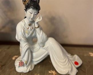 (1) Porcelain Geisha Figurine