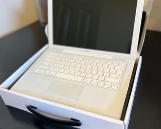 (1) Apple MacBook A1342 13" - White