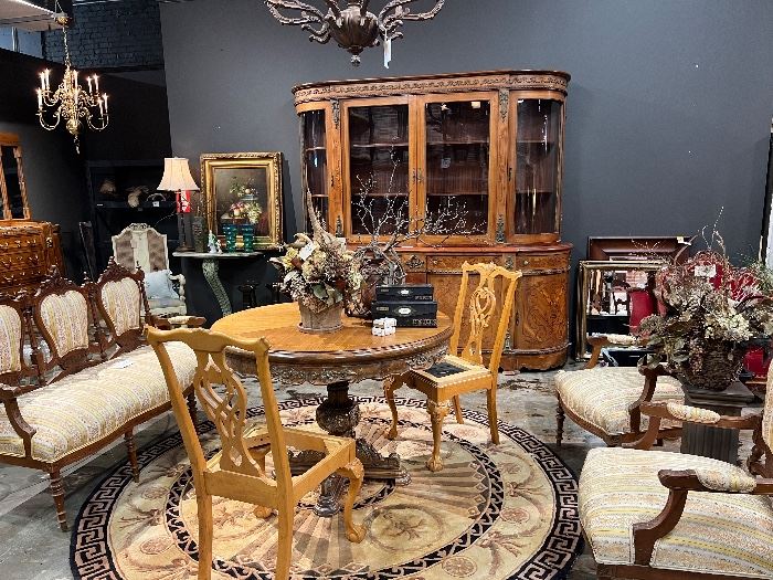 Beautiful room full of antiques.