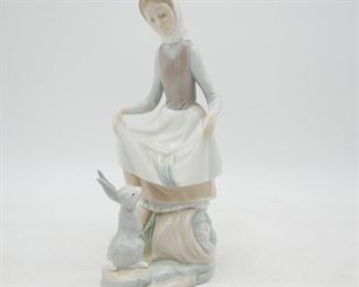 Lladro "Rabbit's Food" #4826 Glossy Porcelain Figurine
