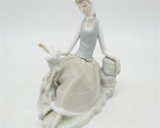 Lladro "Shepardess with Dove" #4660 Glossy Porcelain Figurine
