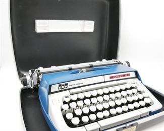 Vintage Smith-Corona SCM Classic 12 Portable Typewriter in Case
