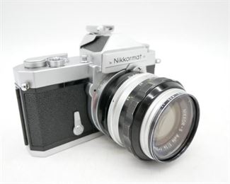 Vintage Nikon Nikkormat Camera w/Case
