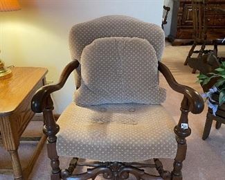 VINTAGE CHAIR COMFY AND GREAT CONDITION $120