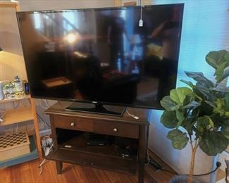 Samsung flat screen and table with 2 drawers (sold separately)