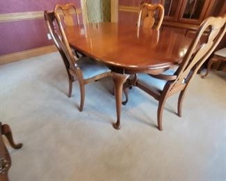 AMERICAN DREW DINNING TABLE W/ 6 CHAIRS & TWO LEAVES (BOX W/PAD)