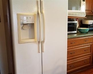 Hotpoint side-by-side refrigerator/freezer