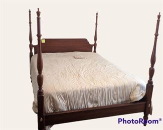 Henkel harris Virginia Galleries Queen Size Bed