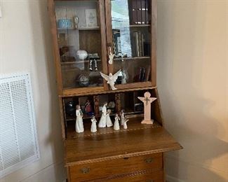 Lovely vintage display cabinet