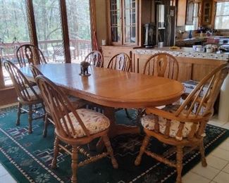 Beautiful oak dining room table with three leaves and six chairs perfect condition
