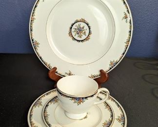 Wedgwood English Bone China - Osborne Pattern (8 5-piece place settings)