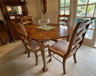 DINNING CLAW FEET TABLE W/4 CHAIRS