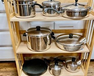 Great Condition 16 Piece Cookware Set.