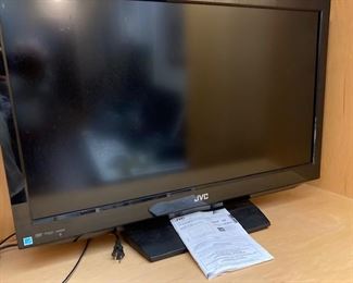 JVC Flat Screen HD TV w/Built In DVD Player. 37" Screen.