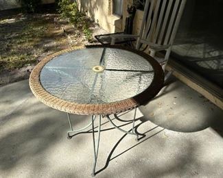 Beteer patio table