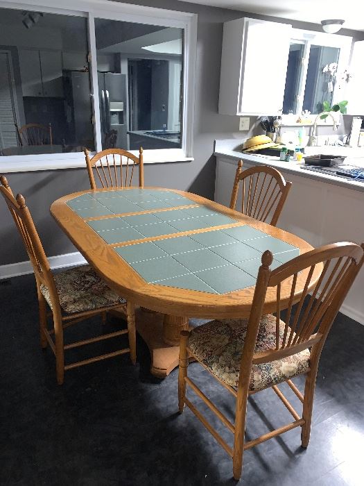 Dining room table 4 chairs $125