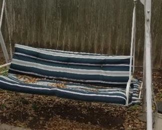 Fun swing, needs some cleaning