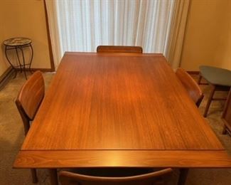 Vintage Drexel Dining Set w/6 chairs & 2 additional leaves