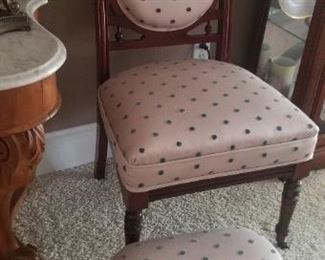 Medalion chair with ottoman