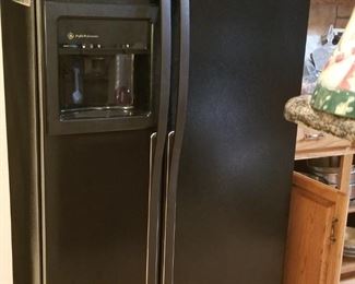 GE refrigerator with ice maker 