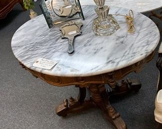 VICTORIAN OVAL TABLE WITH WALNUT CARVED BASE.