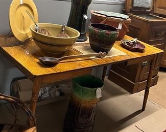 OAK TABLE WITH HUGE POTTERY DOUGH BOWL, MAJOLICA PLANR WITH FLOWERS