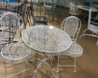 HEAVY IRON SET WITH INTRICATE DETAILED DESIGN. DARLING BISTRO FOR TWO.