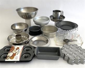 Large Lot of Kitchen
Bakeware Items