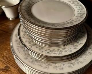 28-piece mint condition Lenox Windsong platinum trim service set.