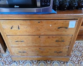 ANTIQUE OAK CHEST