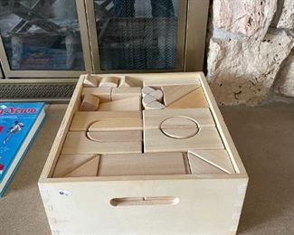 VERY NICE BOX OF BUILDING BLOCKS