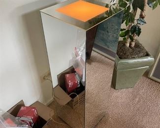LIGHTED MIRRORED DISPLAY PEDESTAL