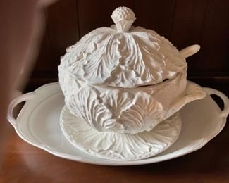 Soup tureen 