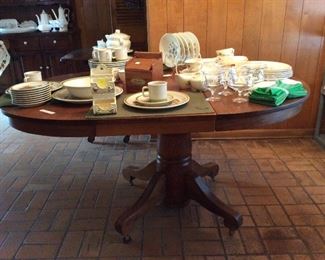 Antique oak table with leaf