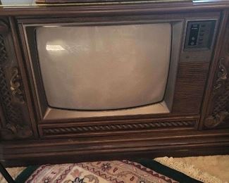 Quasar 25 Vintage Console TV