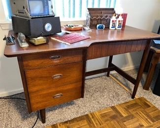 Beautiful mid century modern desk $160