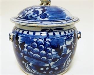 1047	BLUE & WHITE ASIAN COVERED POT, APPROXIMATELY 9 IN HIGH
