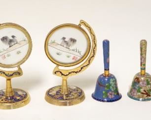1257	LOT OF ASSORTED CLOISONNE ITEMS INCLUDING BELLS & ROUND PAINTED GLASS IN CLOISONNE HOLDERS, APPROXIMATELY 5 IN HIGH
