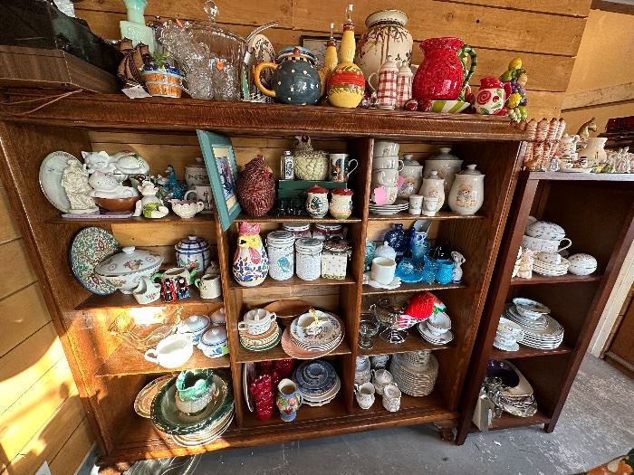 Tons of vintage kitchen items.