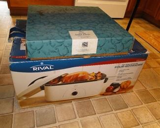 This roaster, and the serving platter have never been used