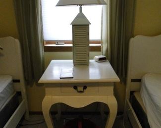 Wonderful middle table compliments the twin beds